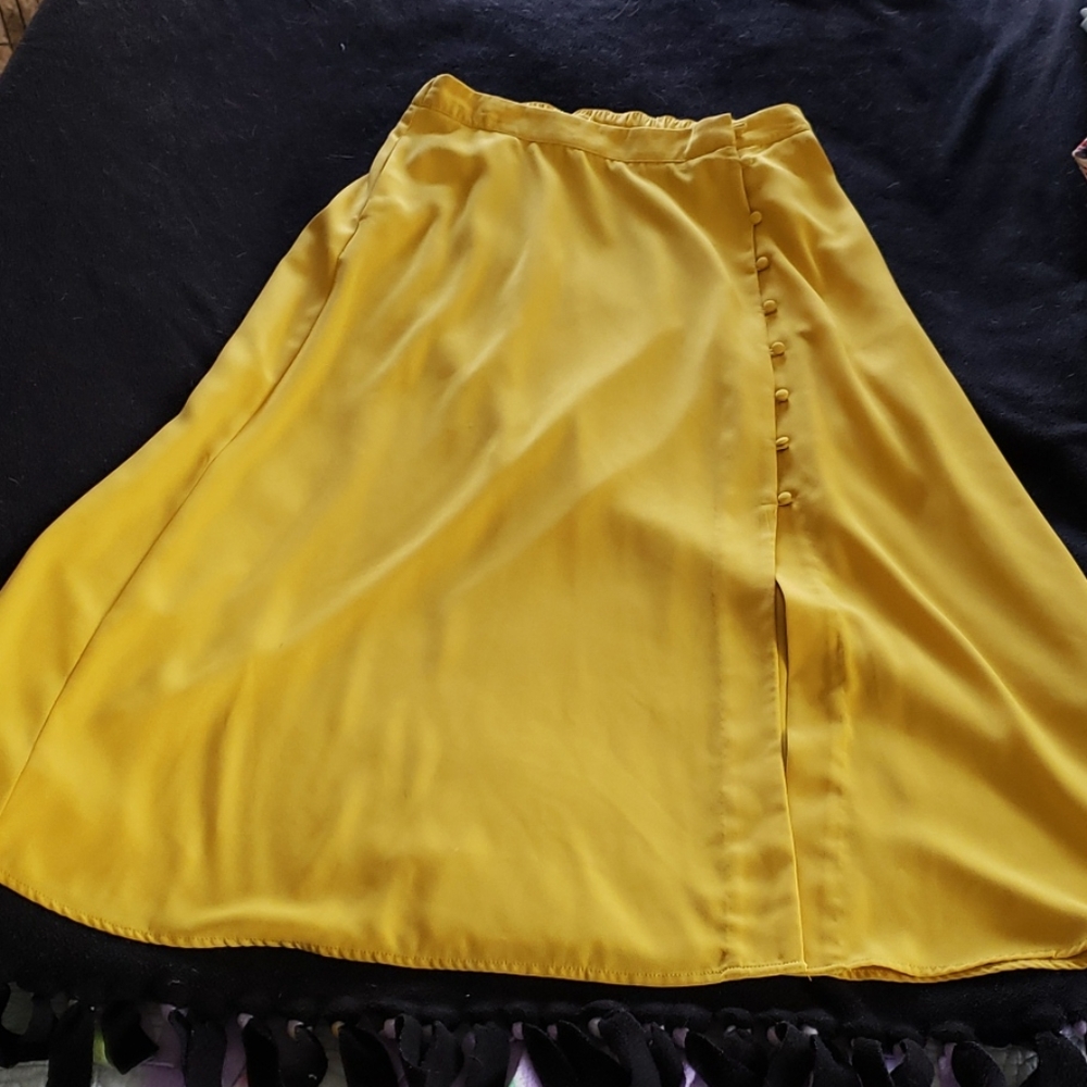 Yellow split skirt
